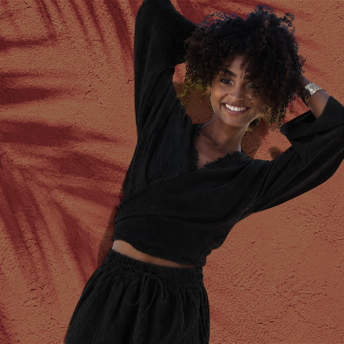 Femme souriante portant un boléro noir St Barth French West Indies en gaze de coton avec liens croisés