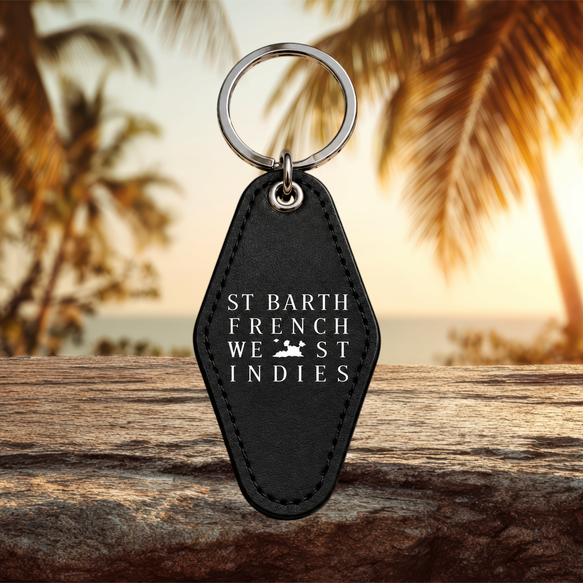 Porte-clés St Barth French West Indies en cuir noir de style motel vintage avec anneau métallique sur fond tropical