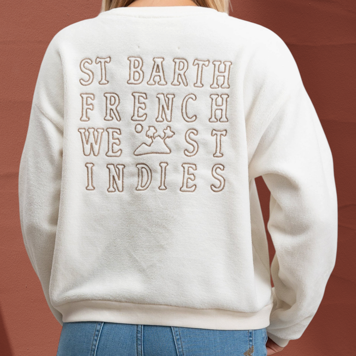 Sweat-shirt court St Barth French West Indies en polaire blanc doux avec logo brodé au dos porté par une femme