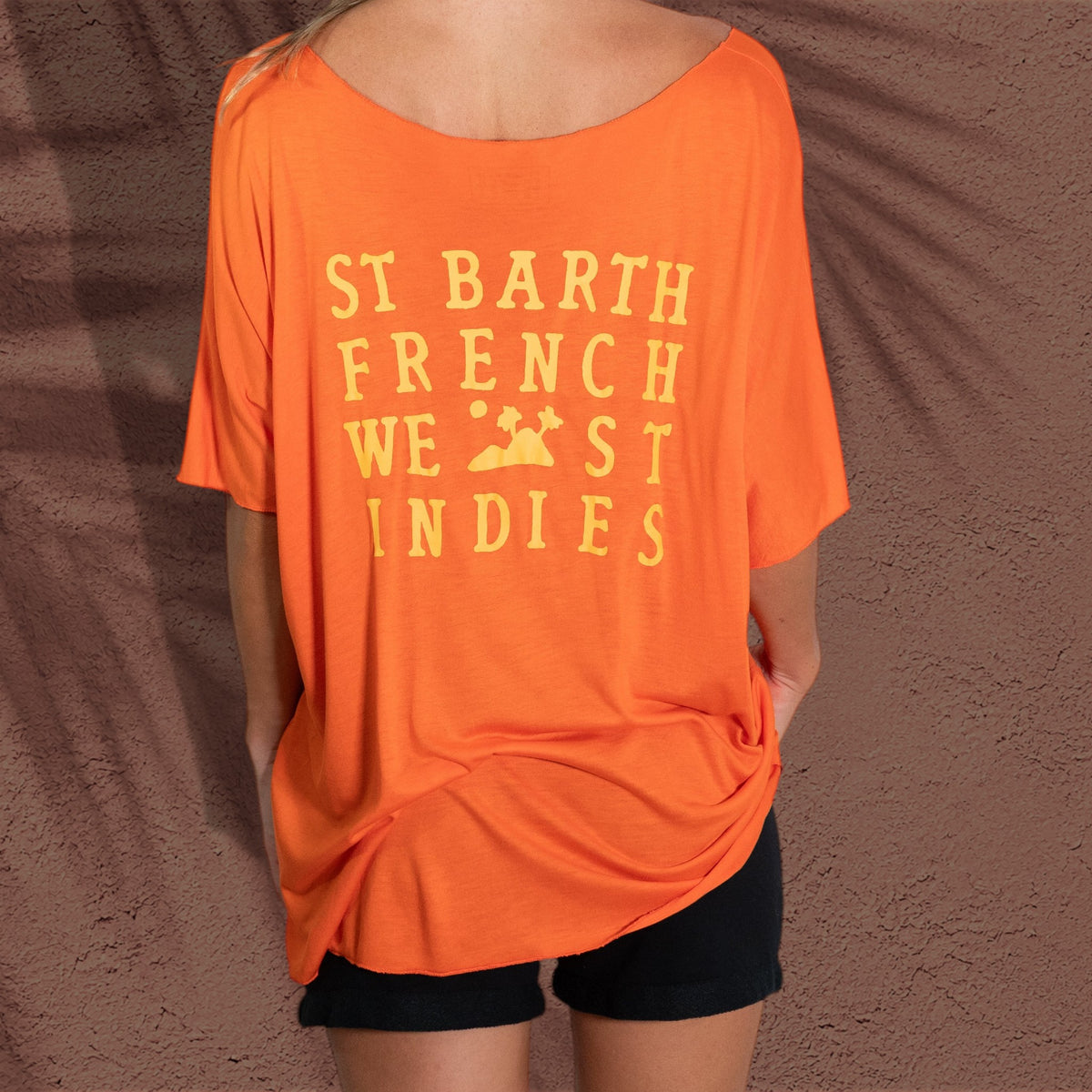 T-shirt orange St Barth French West Indies en viscose avec logo jaune au dos et manches chauve-souris