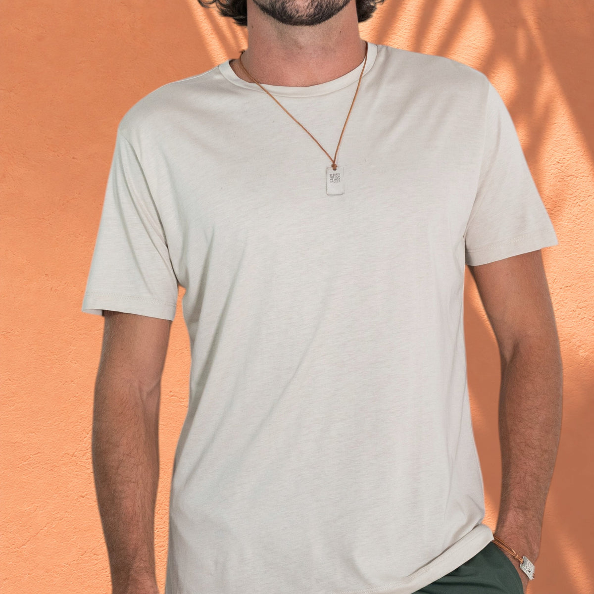 Homme portant le t-shirt Gustave St Barth French West Indies beige en mélange coton et modal à col rond