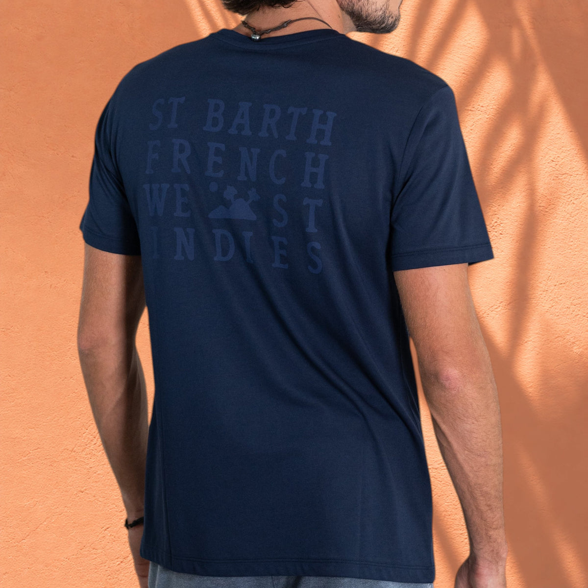 Homme portant un t-shirt bleu marine St Barth French West Indies en coton et modal avec logo ton sur ton au dos