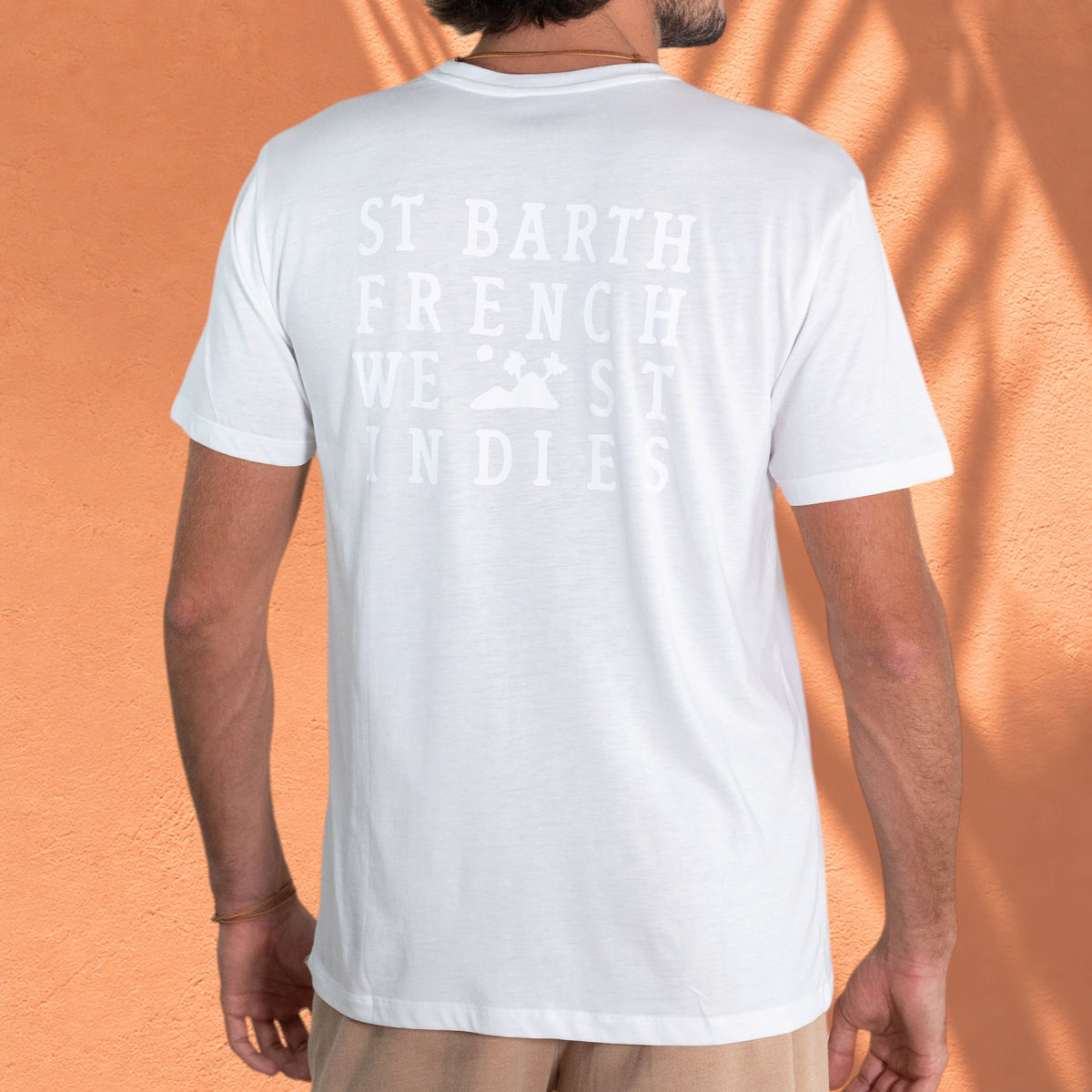 Homme portant un t-shirt blanc St Barth French West Indies en coton et modal avec logo ton sur ton au dos