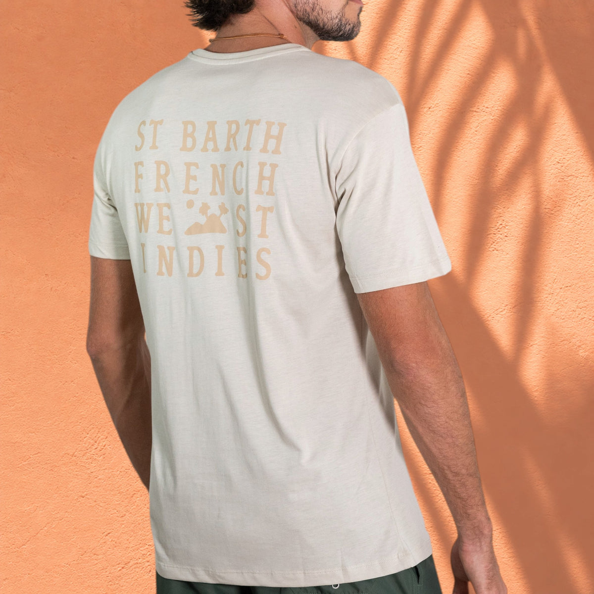 Homme portant un t-shirt beige St Barth French West Indies en coton et modal avec logo ton sur ton au dos
