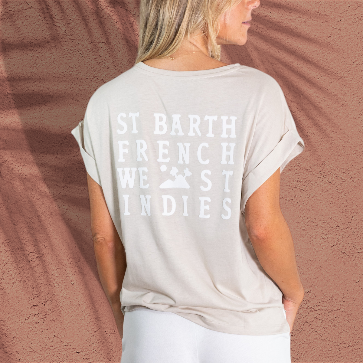 T-shirt Maria St Barth French West Indies beige en coton et modal avec logo en velours au dos, vue de dos