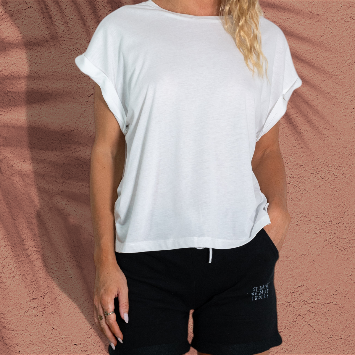 Femme portant le T-shirt Maria blanc St Barth French West Indies en mélange coton et modal avec manches à revers