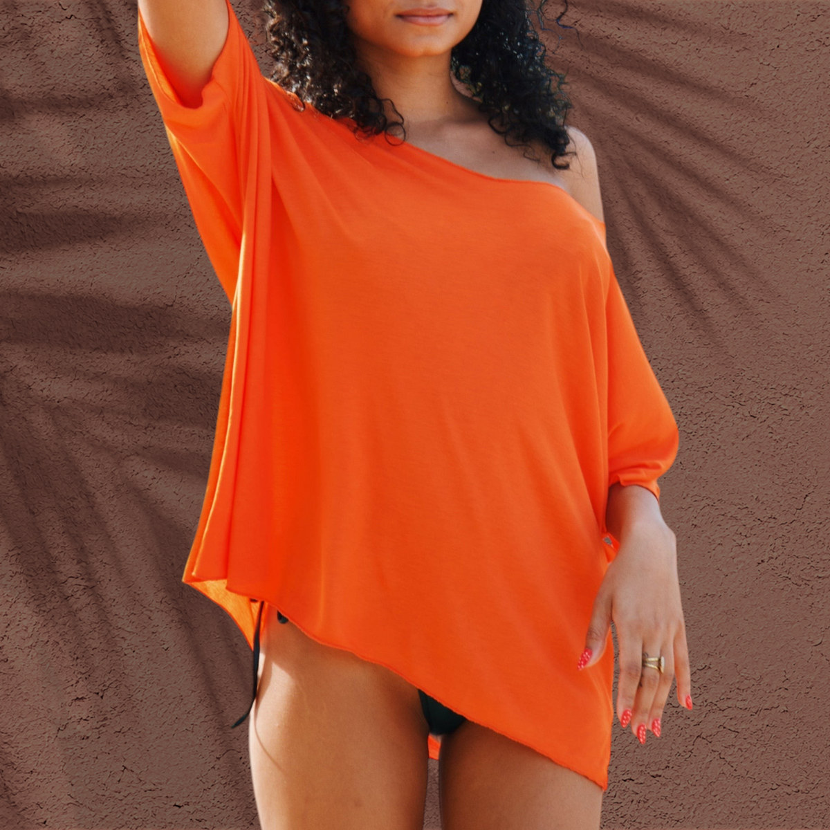 T-shirt Batgirl St Barth French West Indies orange en viscose avec manches ailes porté en haut d'épaule
