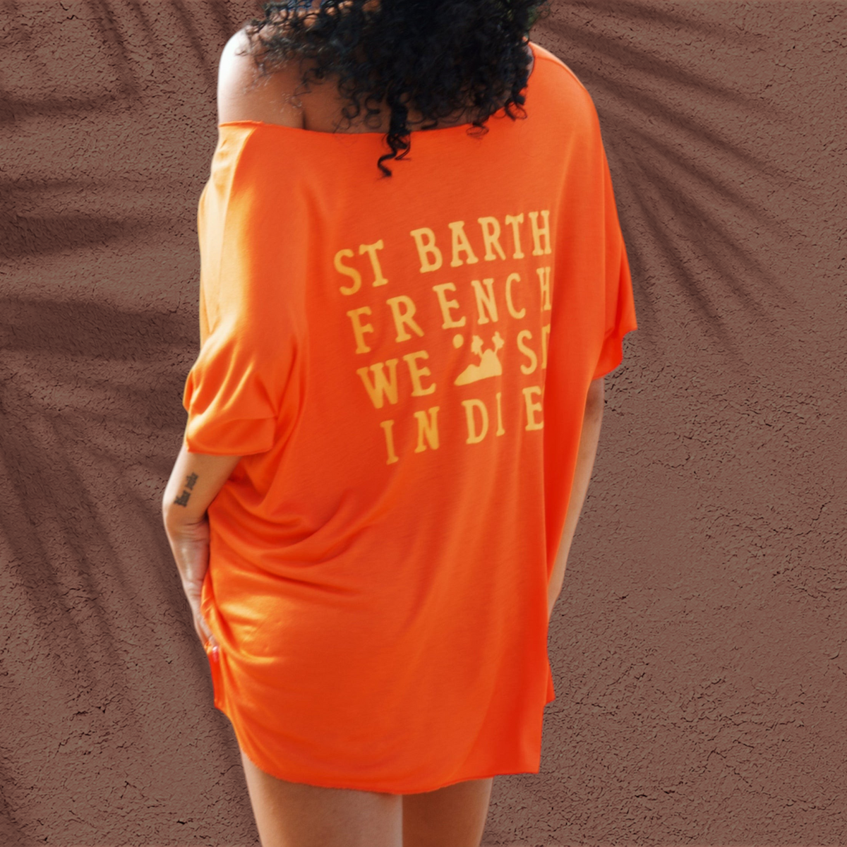T-shirt Batgirl St Barth French West Indies orange en viscose avec logo au dos porté par une femme