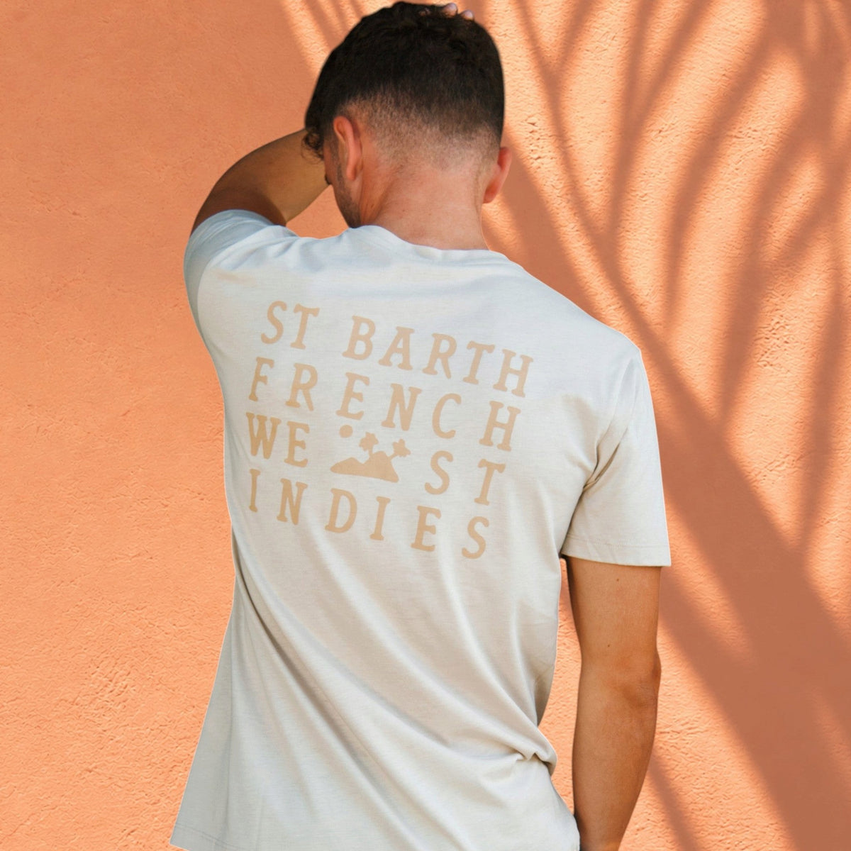 Homme portant un t-shirt beige St Barth French West Indies en mélange coton et modal avec logo ton sur ton au dos