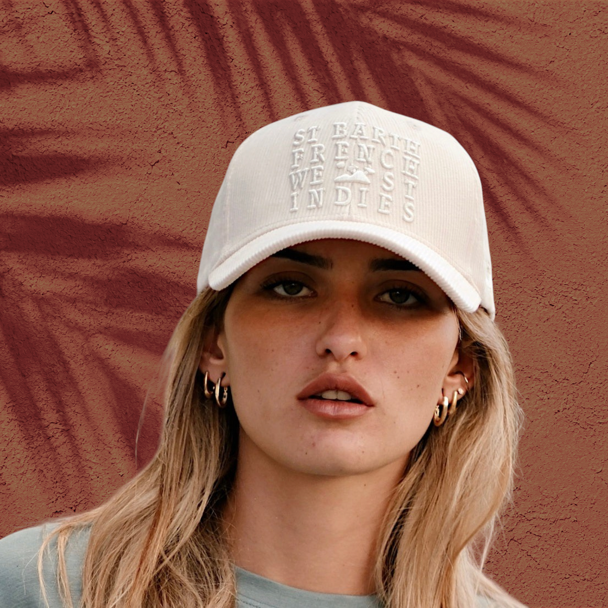 Casquette St Barth French West Indies en velours côtelé beige avec broderie ton sur ton et visière courbée