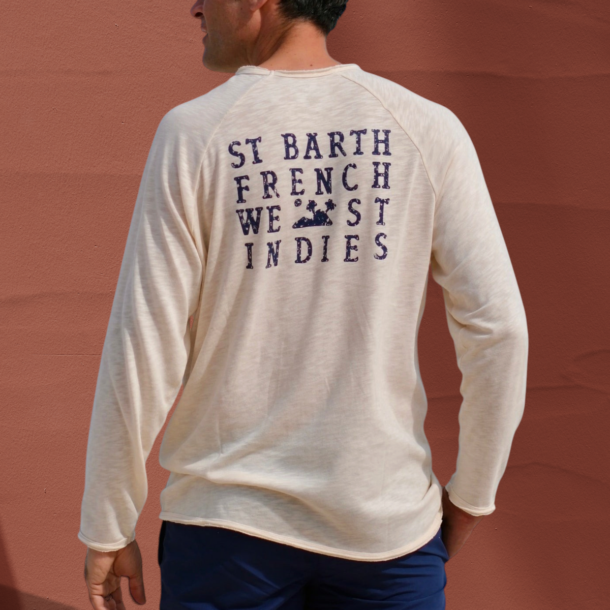 Homme portant le t-shirt à manches longues St Barth French West Indies en jersey de coton crème avec logo au dos