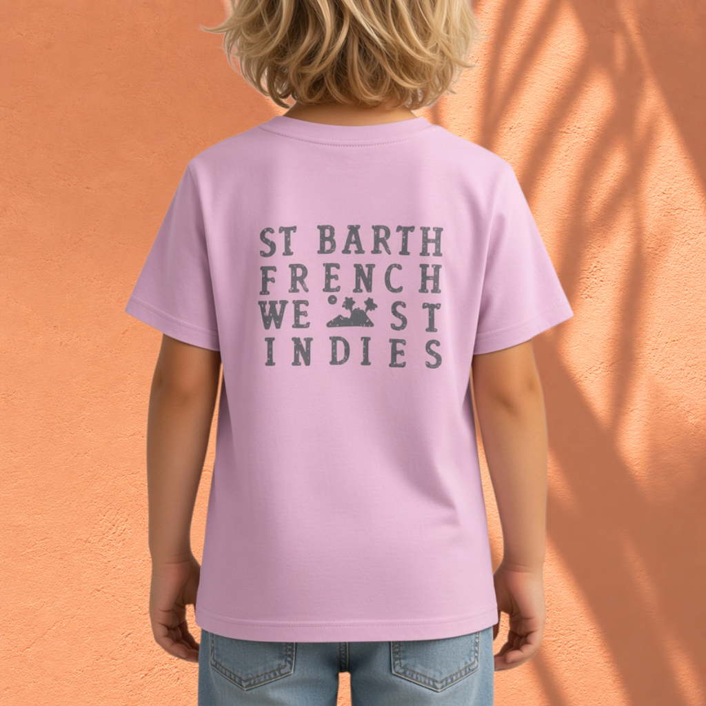 Enfant portant un t-shirt rose St Barth French West Indies avec logo imprimΓ© au dos