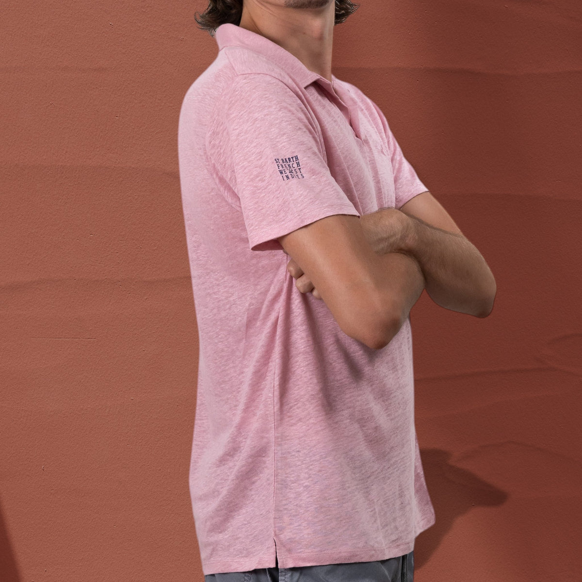 Polo St Barth French West Indies en jersey de lin rose avec logo brodé sur la manche, vue de profil