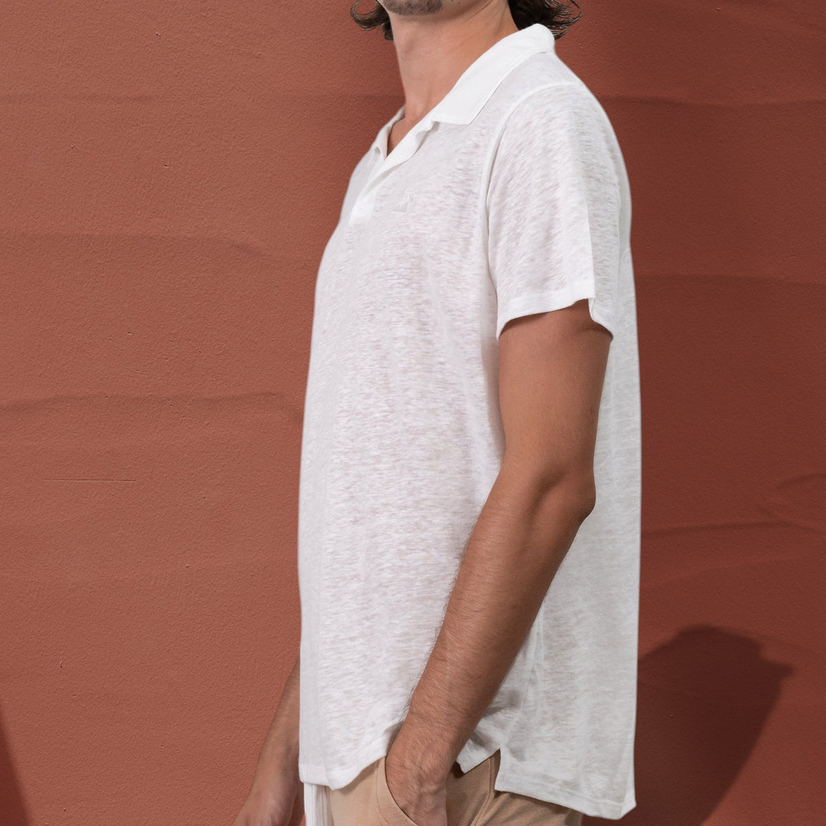 Polo St Barth French West Indies blanc en jersey de lin léger porté par un homme, vue de profil
