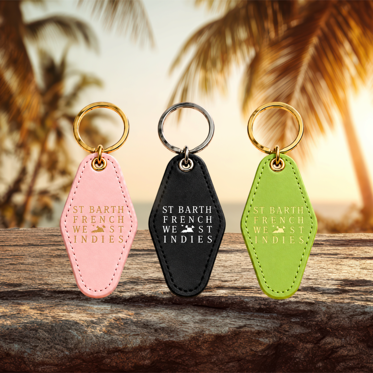 Porte-clés en cuir St Barth French West Indies style motel vintage en rose, noir et vert sur un rocher tropical