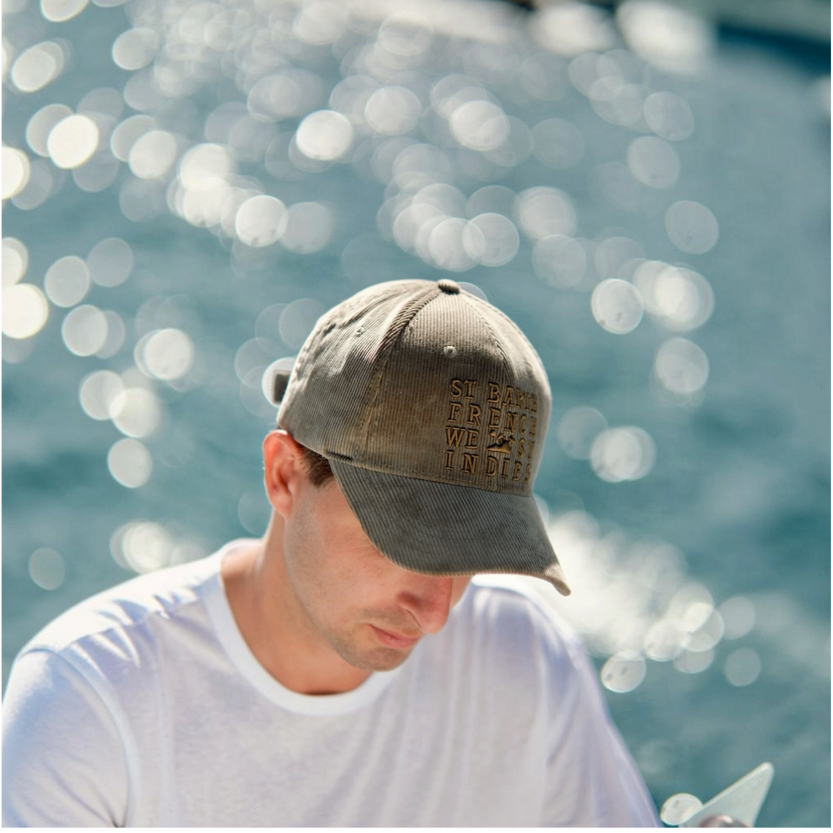 Casquette St Barth French West Indies en velours cΓ΄telΓ© kaki avec broderie ton sur ton, coupe unisexe structurΓ©e.