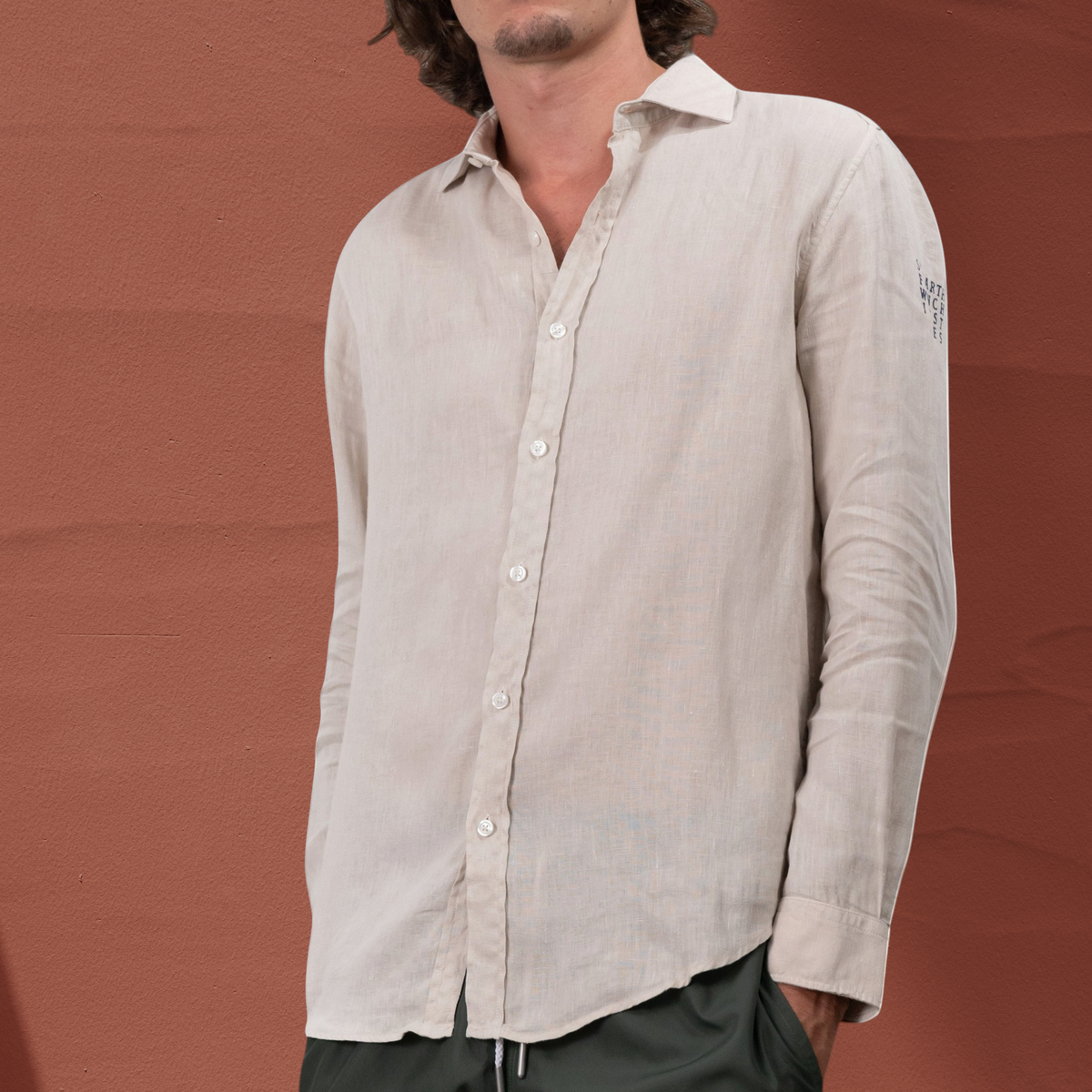 Chemise en lin beige St Barth French West Indies avec logo discret sur la manche, coupe décontractée et élégante.