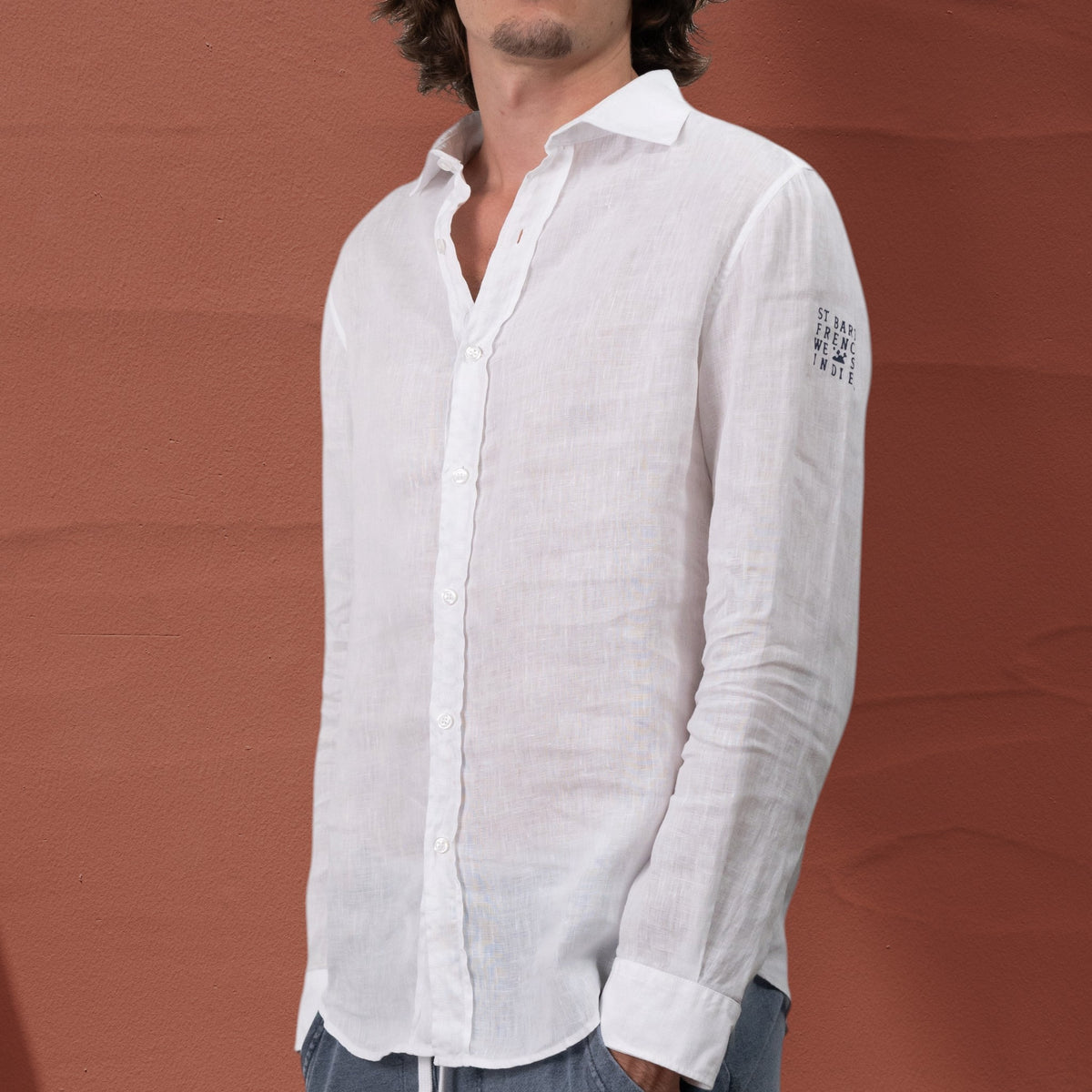 Chemise St Barth French West Indies en lin blanc avec logo imprimé sur la manche, style décontracté et élégant