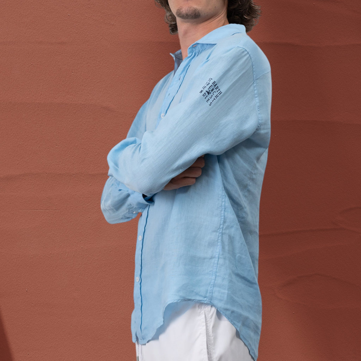 Chemise St Barth French West Indies en lin bleu clair avec logo imprimé sur la manche, vue de profil