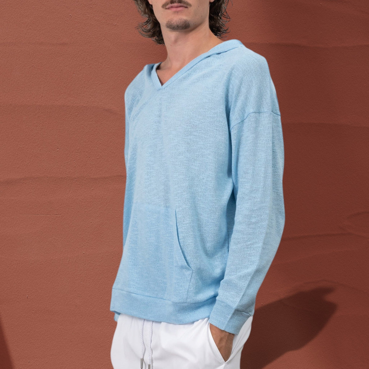 Homme portant un sweat à capuche St Barth French West Indies bleu clair en coton tricoté avec poche kangourou