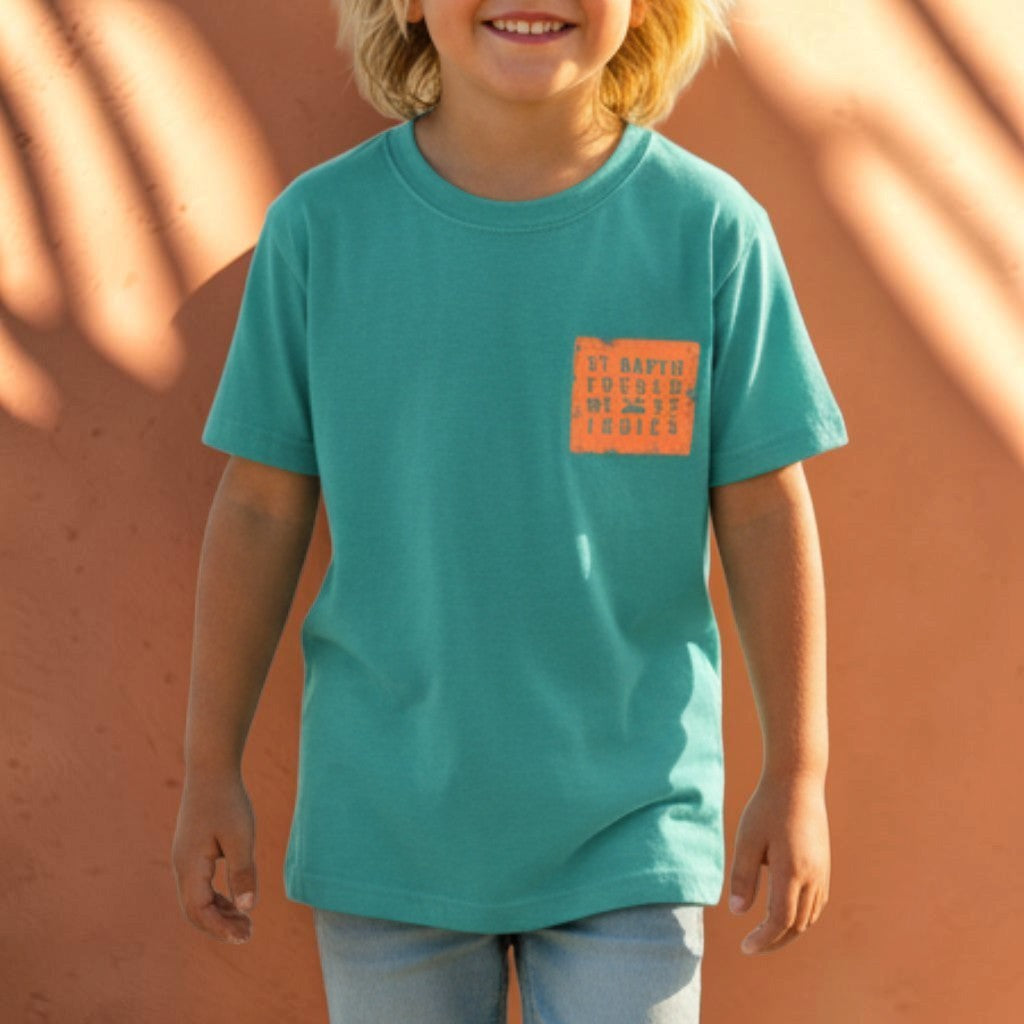 Enfant portant un t-shirt St Barth French West Indies bleu sarcelle avec un logo carré orange sur la poitrine
