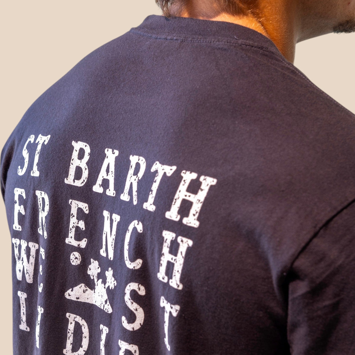 Homme portant un t-shirt à manches longues bleu marine St Barth French West Indies avec logo blanc imprimé au dos