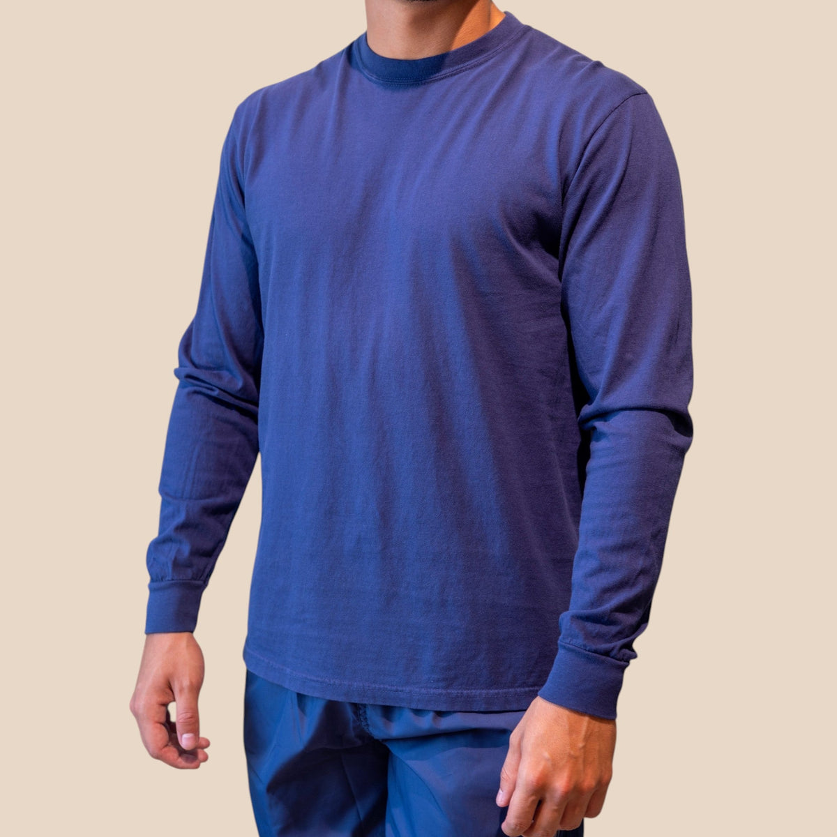 Homme portant un t-shirt à manches longues bleu marine St Barth French West Indies en coton avec col rond