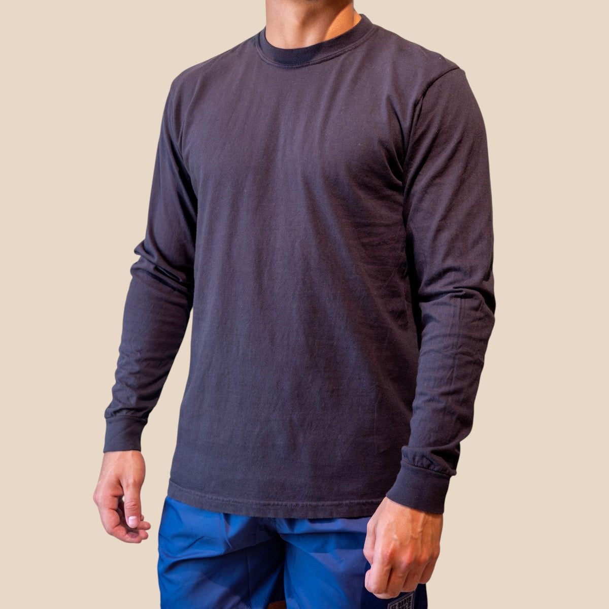 Homme portant un t-shirt à manches longues noir St Barth French West Indies avec un col rond et une coupe classique