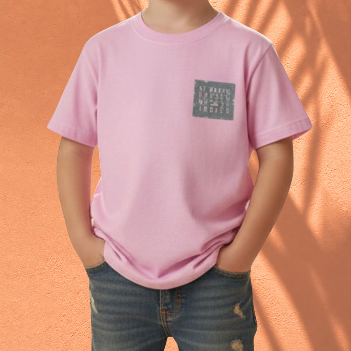 Enfant portant un t-shirt rose St Barth French West Indies avec un logo carrΓ© sur la poitrine et un jean bleu