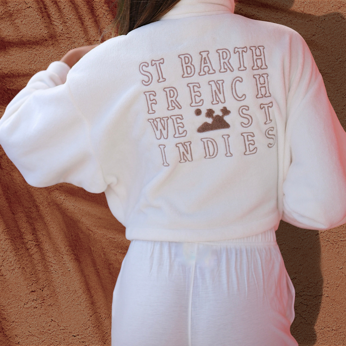 Veste doudou St Barth French West Indies courte et blanche en acrylique avec broderie signature au dos