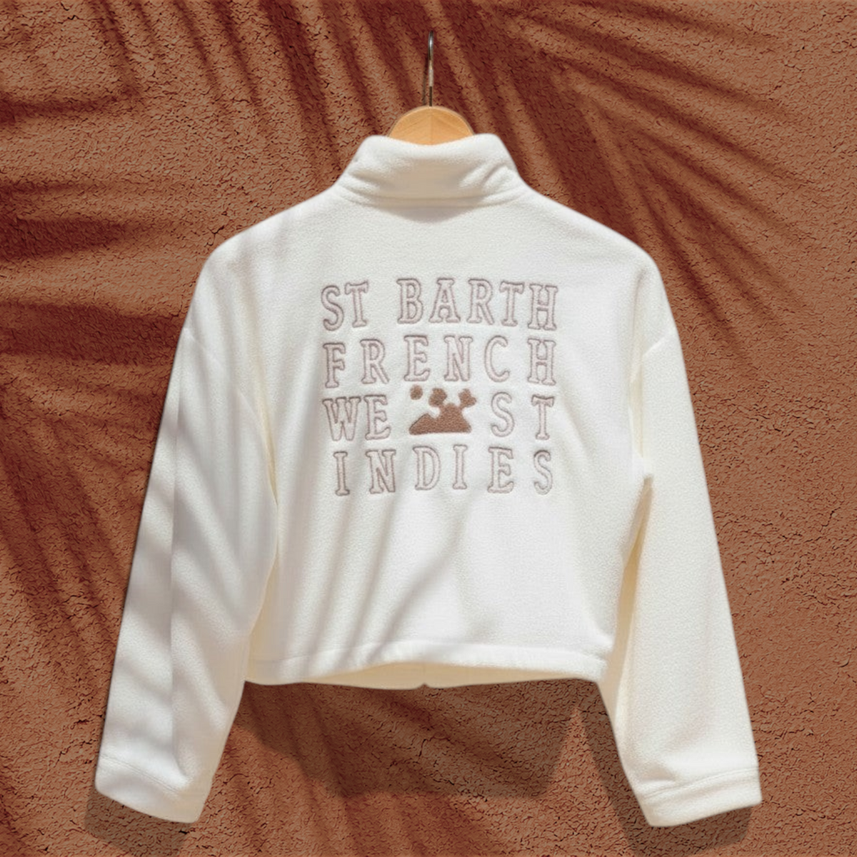 Veste Doudou St Barth French West Indies courte en acrylique blanc avec broderie signature au dos sur fond texturΓ©