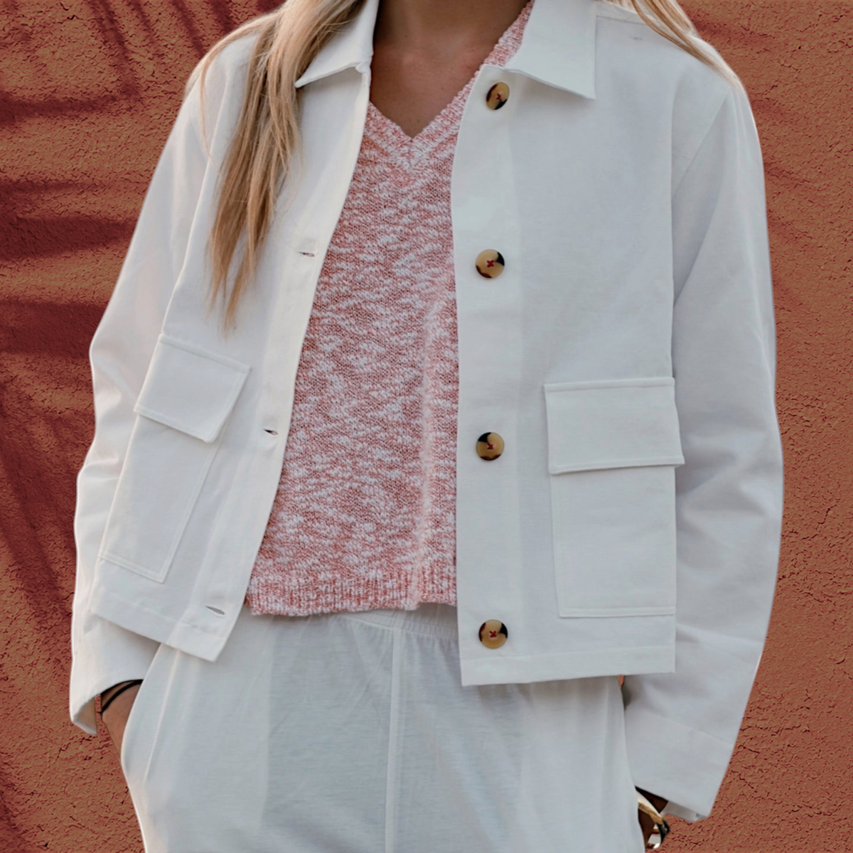 Veste Romy St Barth French West Indies courte en sergé de coton blanc avec poches plaquées et boutons contrastés