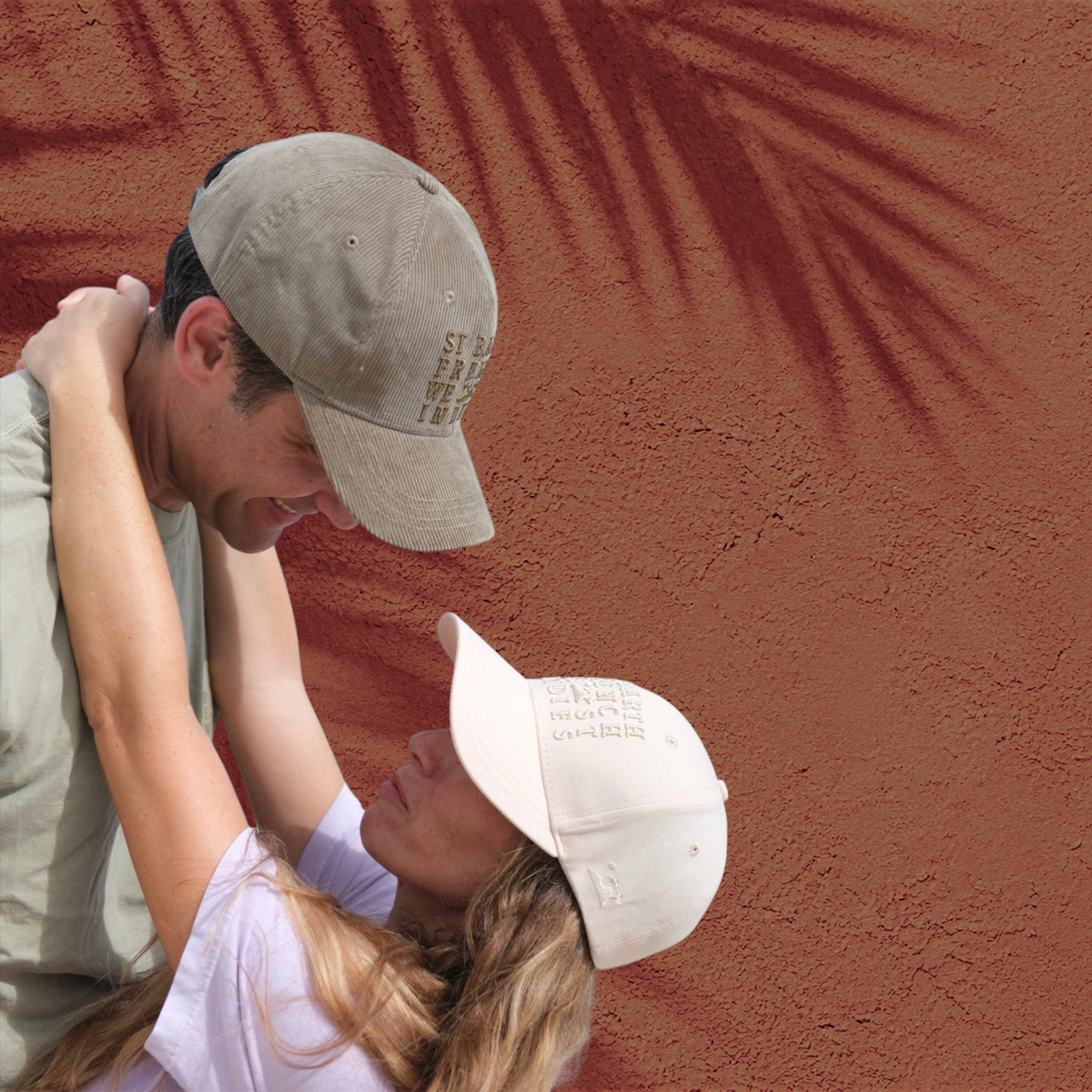 Couple portant des casquettes en velours côtelé St Barth French West Indies, coloris sable et kaki, style chic.