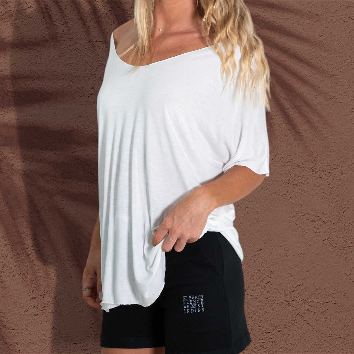 Femme portant le T-shirt Batgirl blanc en viscose de St Barth French West Indies avec des manches ailes élégantes
