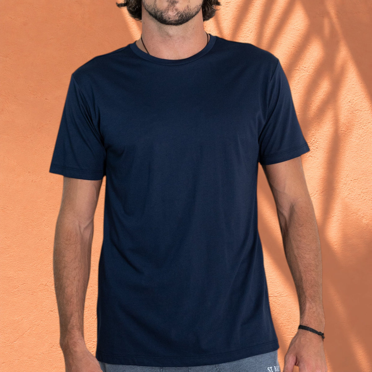 Homme portant le t-shirt bleu marine St Barth French West Indies en mélange coton et modal avec col rond