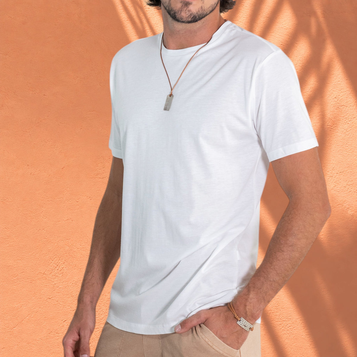 Homme portant le t-shirt blanc Gustave St Barth French West Indies en mélange de coton et modal à col rond.