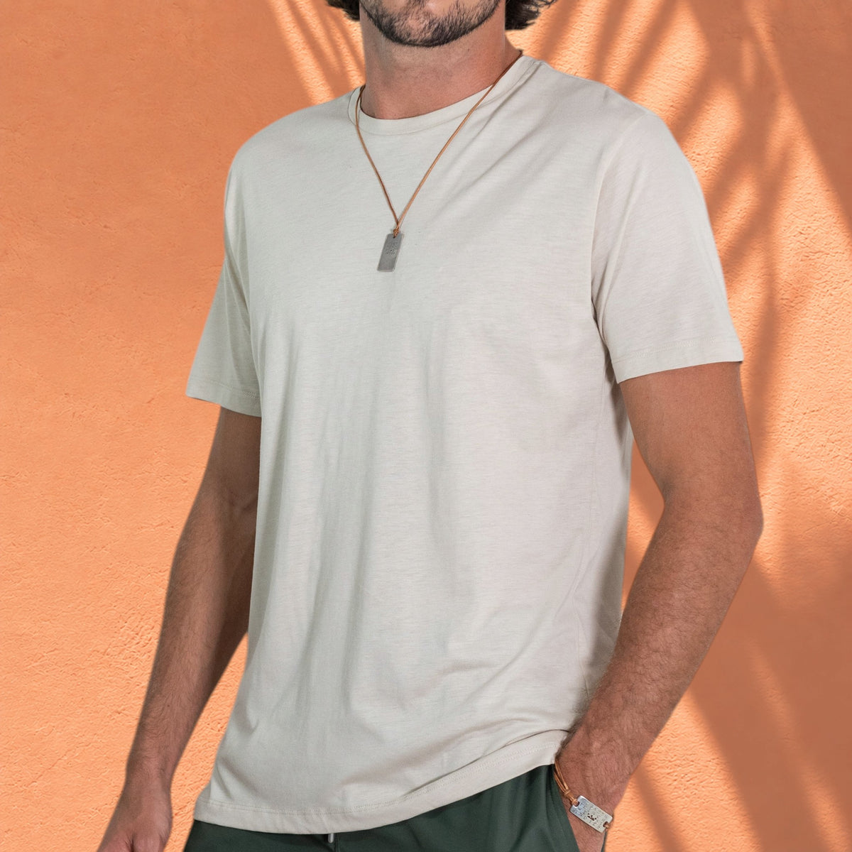 Homme portant le t-shirt Gustave St Barth French West Indies beige en mélange coton et modal à col rond