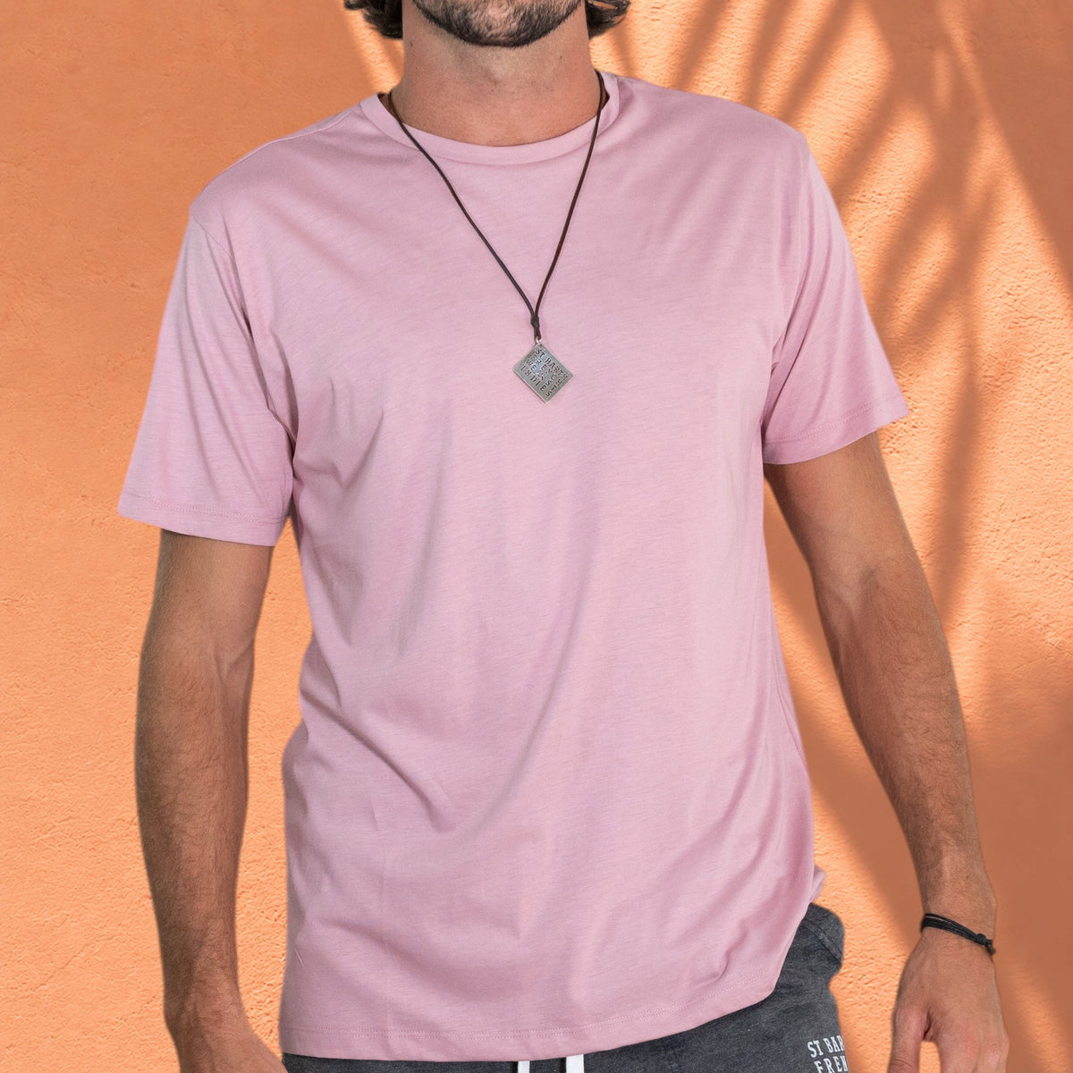 Homme portant un t-shirt rose St Barth French West Indies Gustave en mélange de coton et modal à col rond