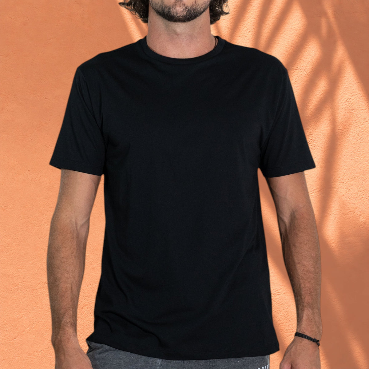 Homme portant un t-shirt noir St Barth French West Indies Gustave à col rond en mélange coton et modal doux