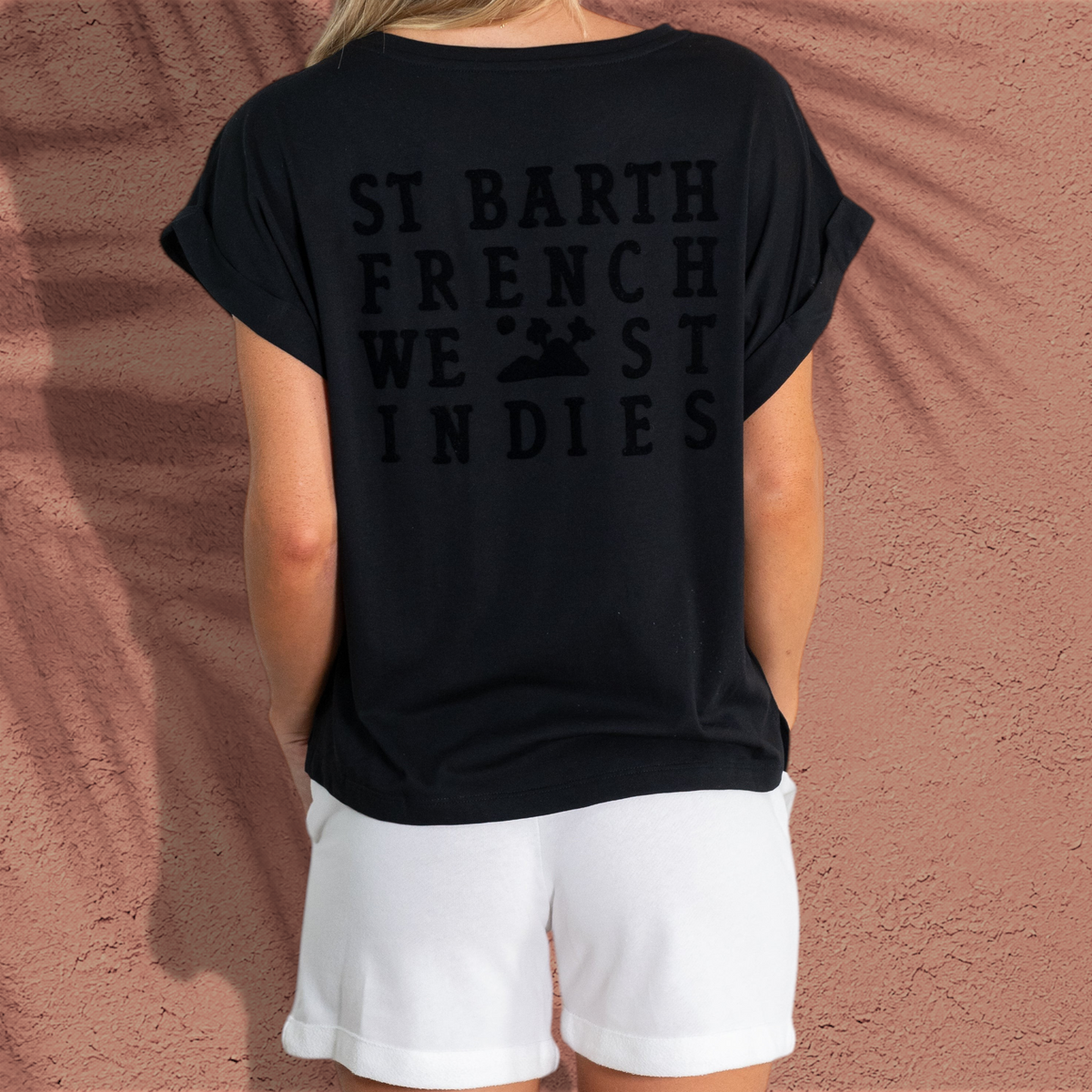 T-shirt noir St Barth French West Indies en coton et modal avec logo en velours au dos, vue arrière sur mannequin