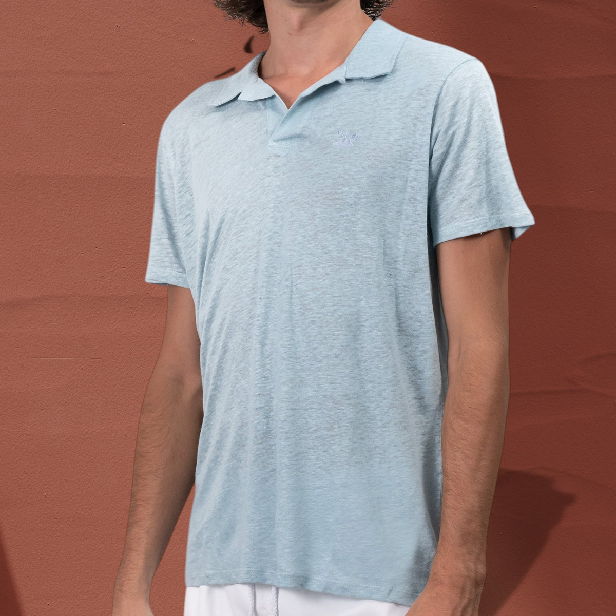 Homme portant un polo St Barth French West Indies en jersey de lin bleu clair avec broderie ton sur ton