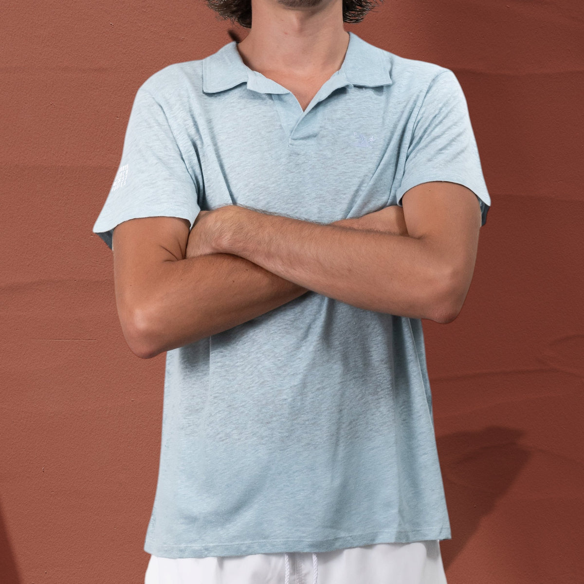 Homme portant un polo St Barth French West Indies en jersey de lin bleu clair avec broderie ton sur ton