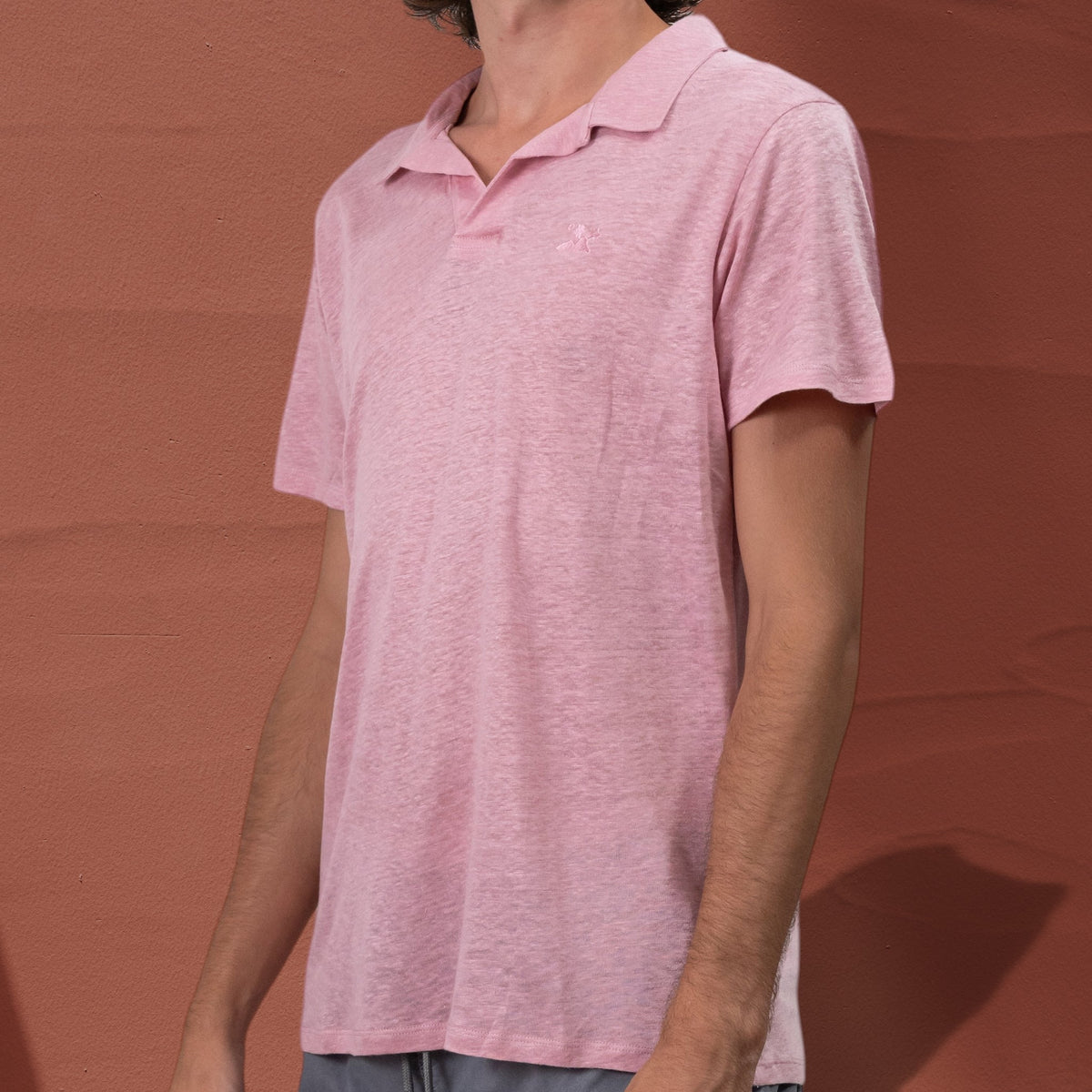 Polo St Barth French West Indies en jersey de lin rose avec broderie ton sur ton, porté avec un short gris
