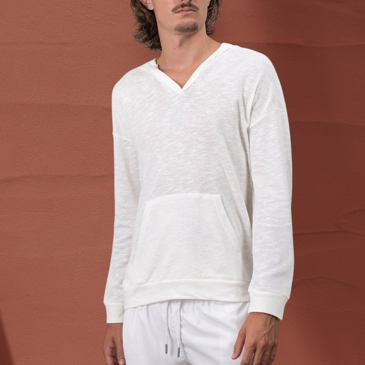Homme portant un sweat à capuche St Barth French West Indies blanc en coton tricoté avec poche kangourou