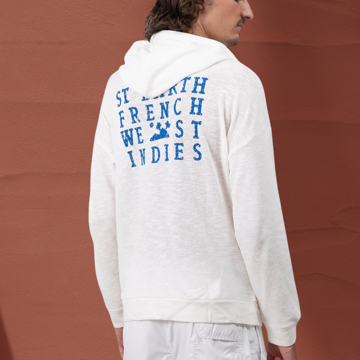 Homme portant un sweat à capuche St Barth French West Indies blanc en coton tricoté avec logo bleu au dos