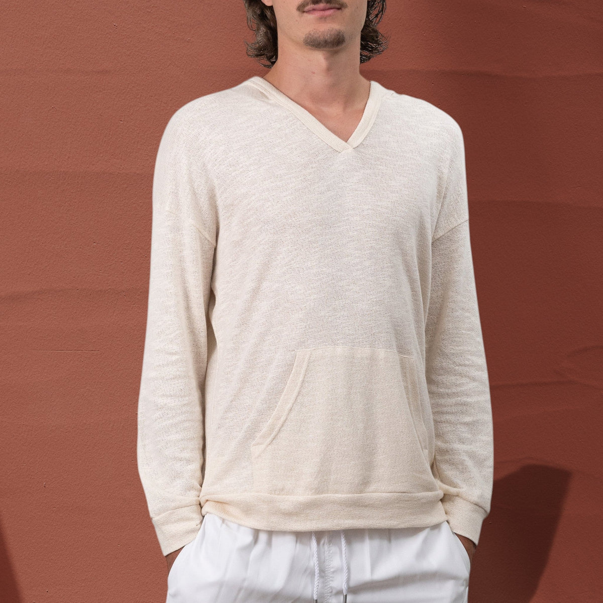 Homme portant un sweat à capuche St Barth French West Indies beige en coton tricoté avec poche kangourou