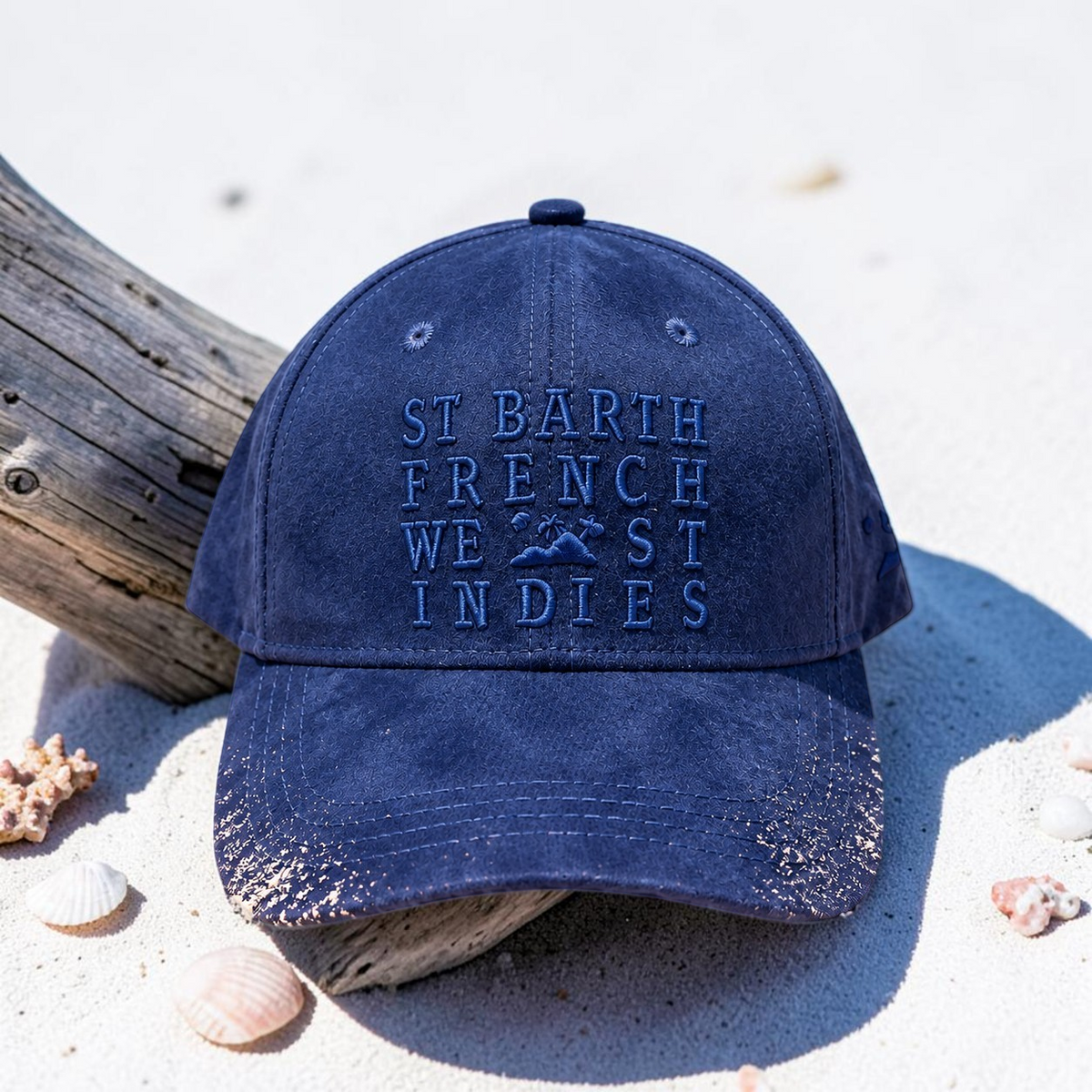 Casquette St Barth French West Indies bleu marine en suédine avec broderie ton sur ton sur une plage de sable