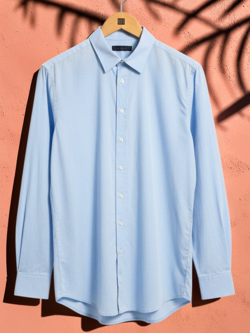 Chemise St Barth French West Indies Gouverneur II bleu clair en coton léger à manches longues sur fond texturé
