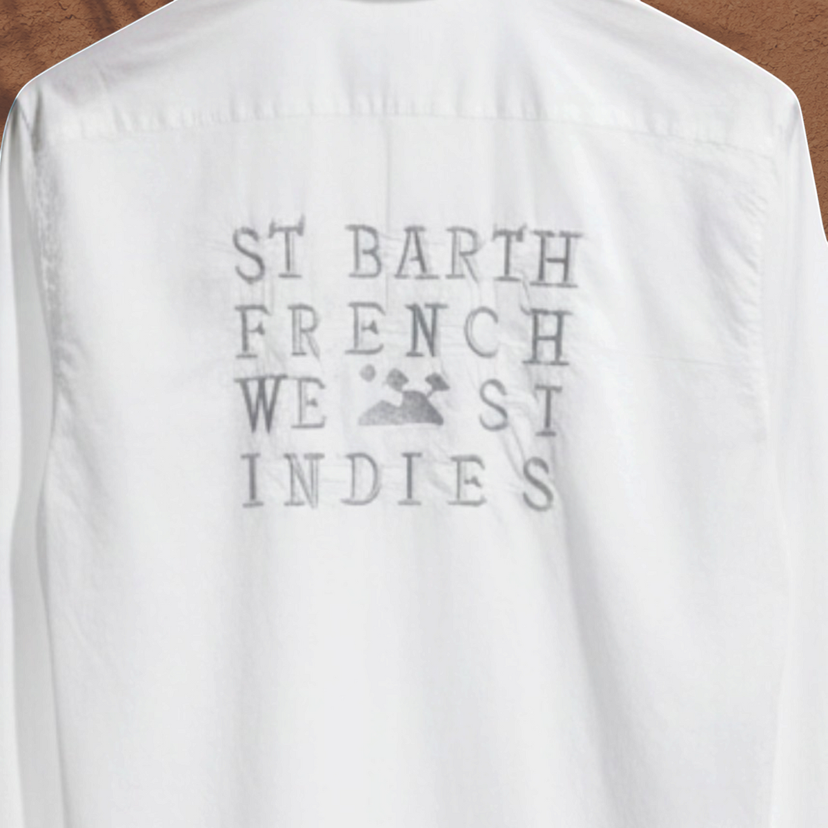 Chemise blanche légère en coton St Barth French West Indies avec logo brodé au dos pour un style estival décontracté
