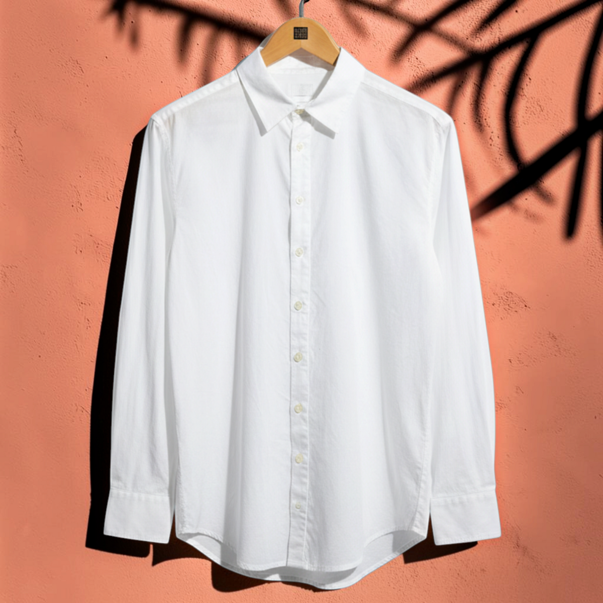Chemise blanche légère en coton St Barth French West Indies à manches longues et col classique sur cintre
